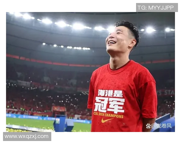 教练的骄傲与荣耀足球明星挥手致敬的动人瞬间